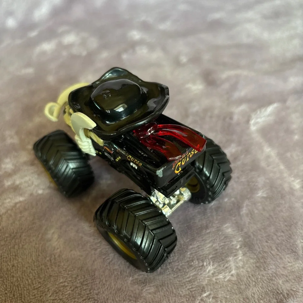 Hot Wheels Monster Jam Pirates Curse Diecast Monster Truck Black Gold Skull Hat